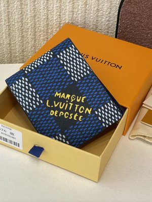 LV CARD HOLDER