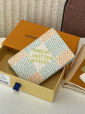 LV CARD HOLDER