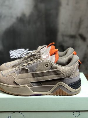 OFF-WHITE SNEAKER