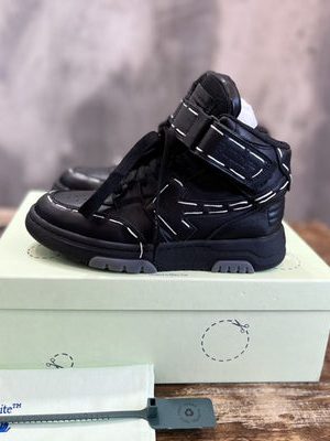 OFF-WHITE SNEAKER