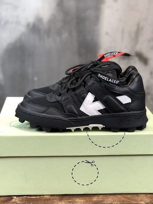 OFF-WHITE SNEAKER