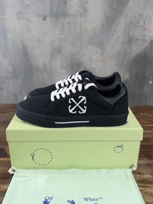 OFF-WHITE SNEAKER