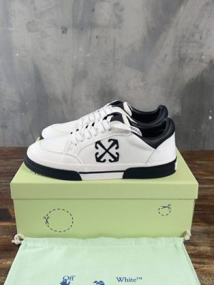 OFF-WHITE SNEAKER